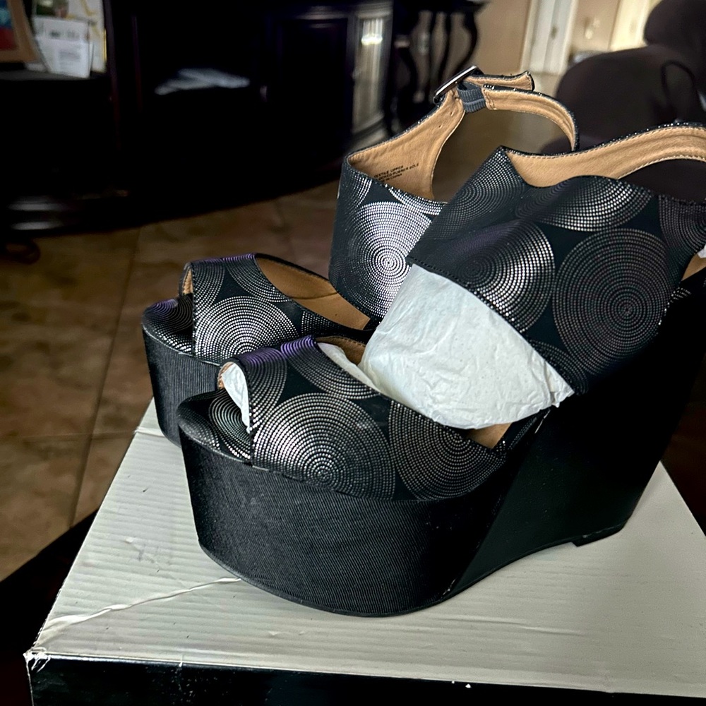 Penny loves Kenny wedges 7.5 new with the box.